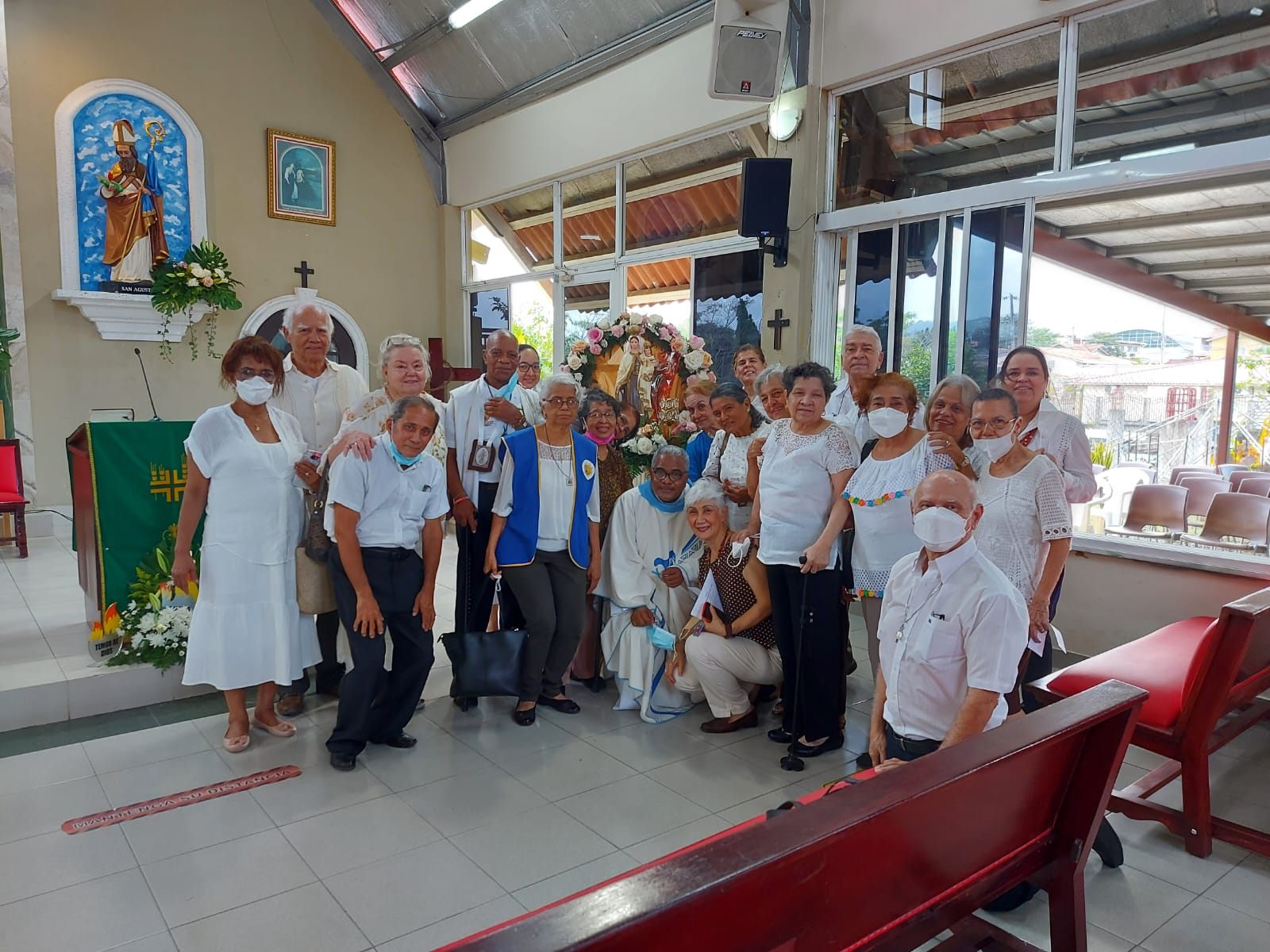 El grupo de oración con el P. Rafael Siu en la parroquia