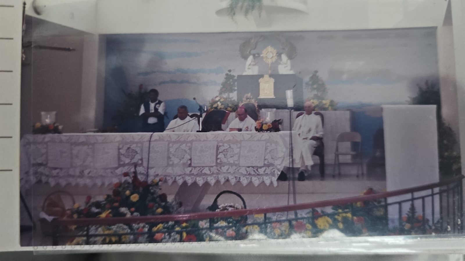 Altar y custodia en una celebración de los primeros años
