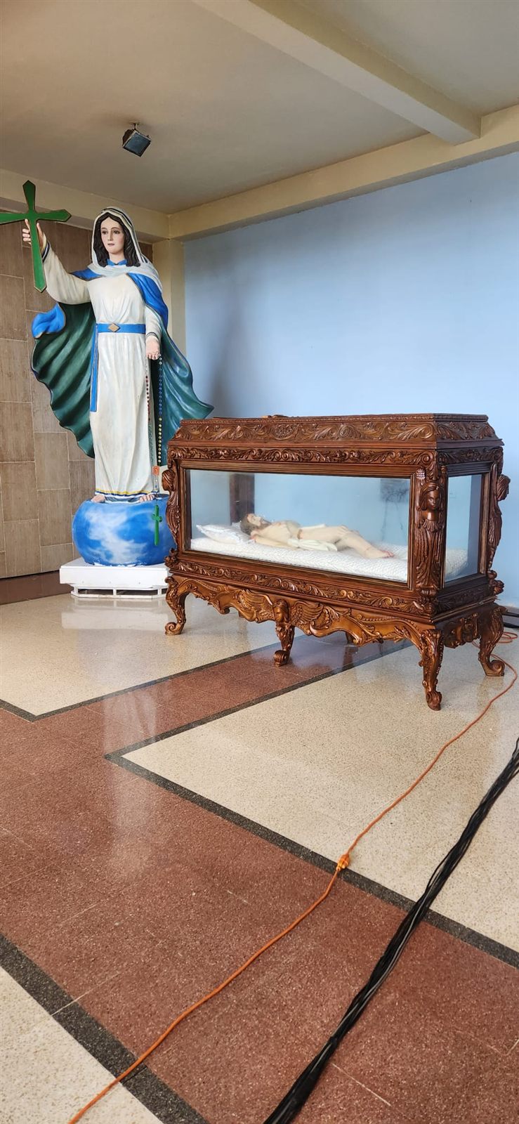 Virgen de la Esperanza y Cristo yacente en la capilla