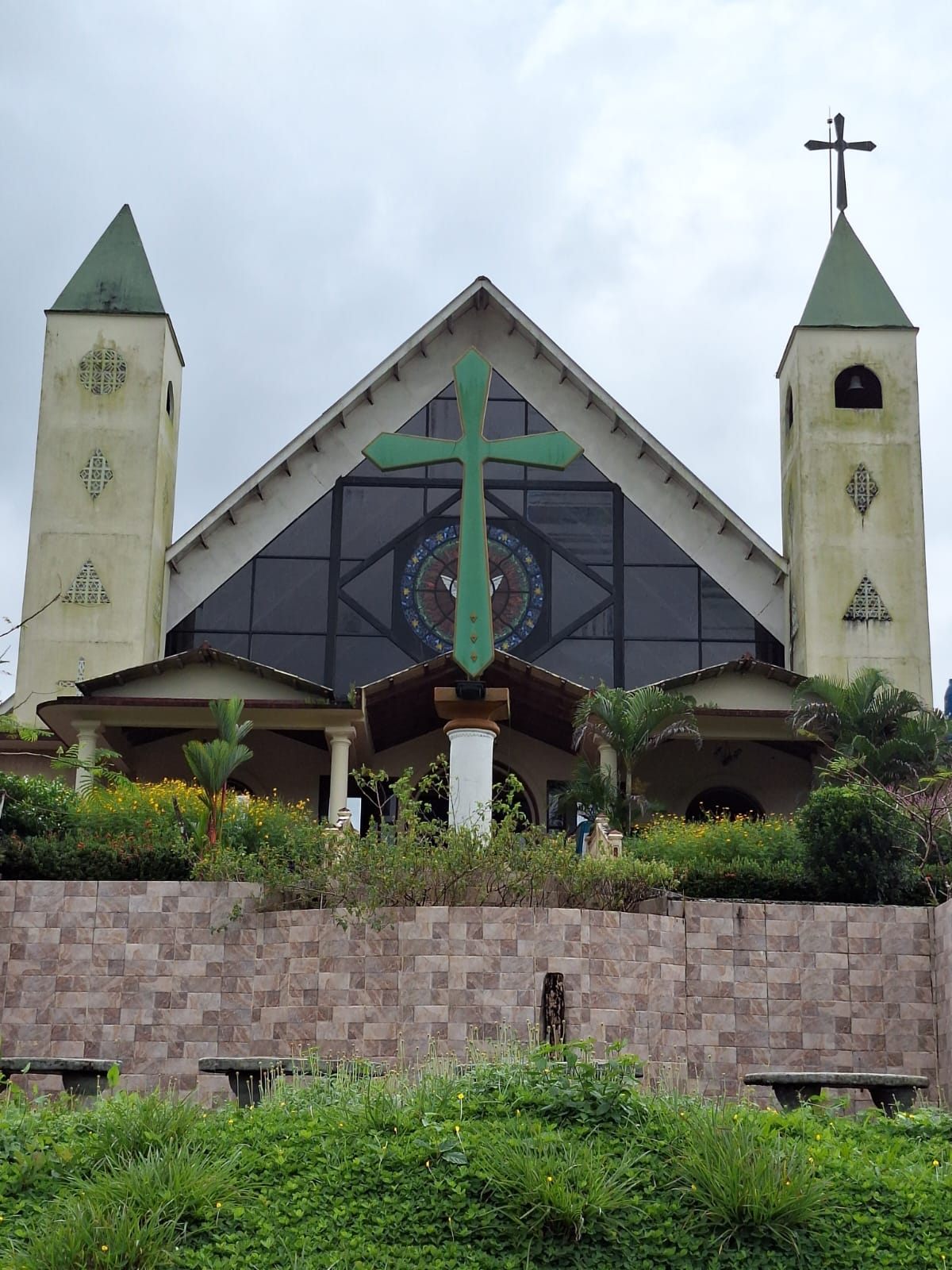 Fachada del templo con la cruz verde
