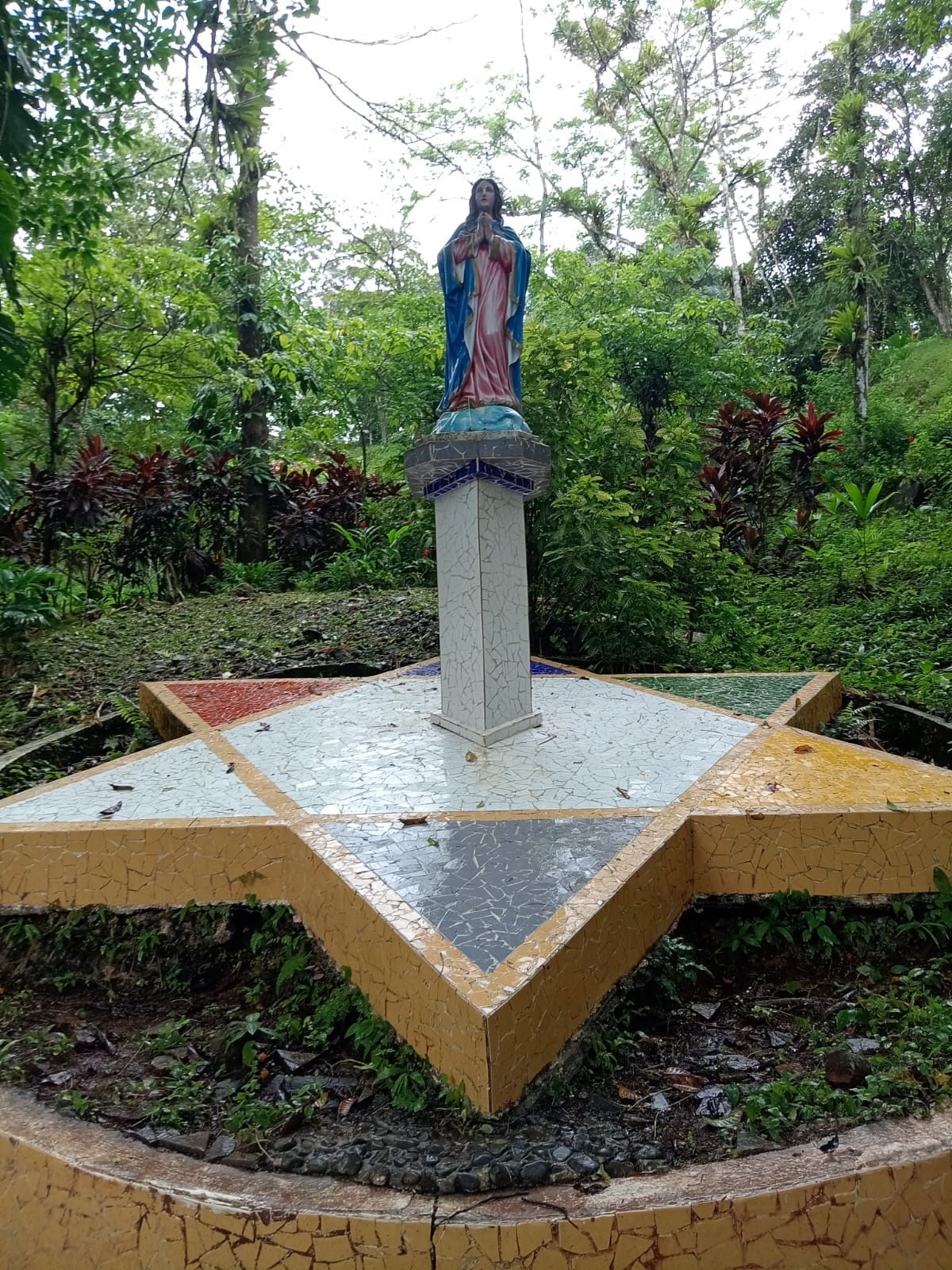 Monumento de la estrella con la Virgen