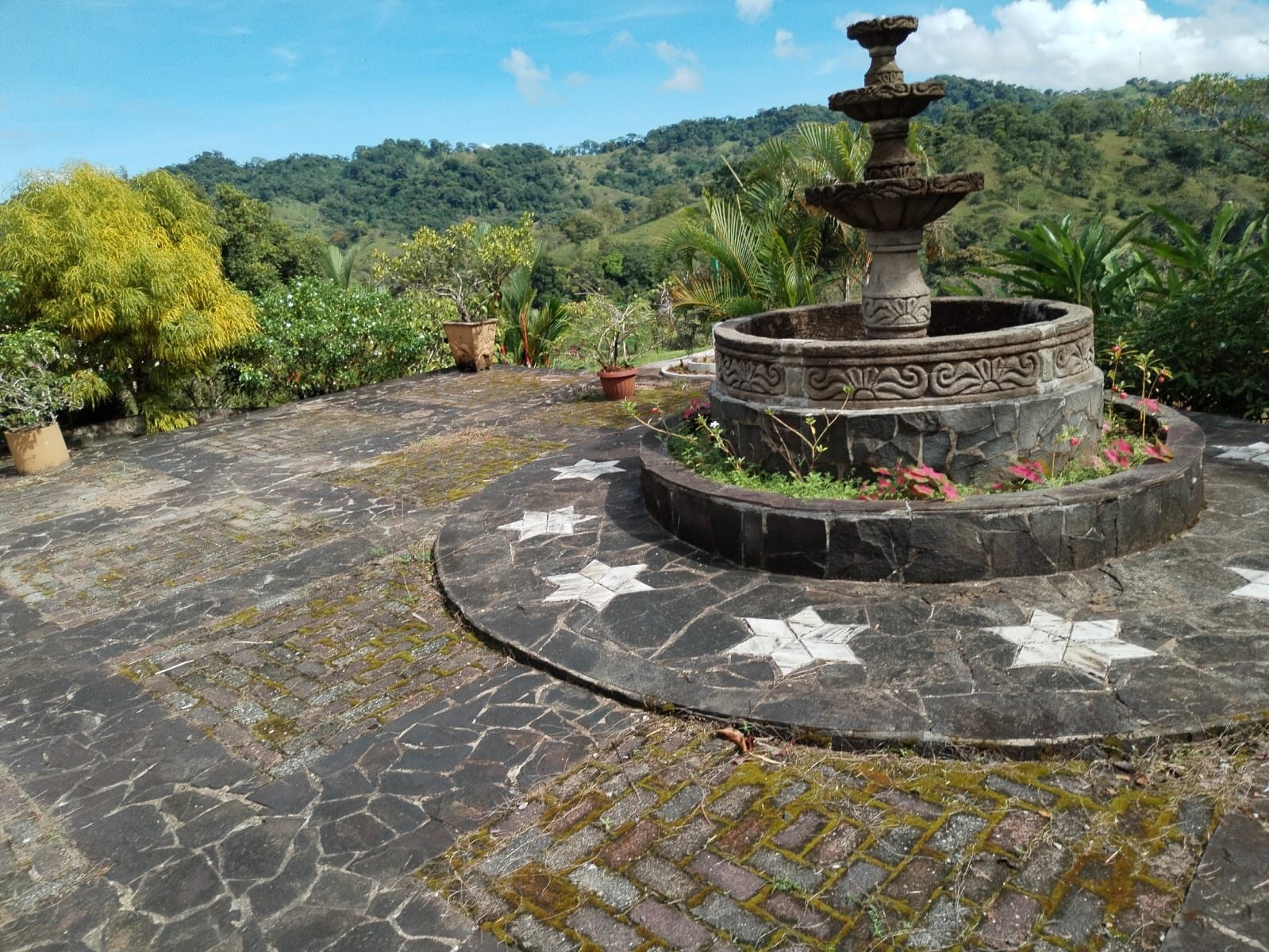 Fuente y terraza del valle
