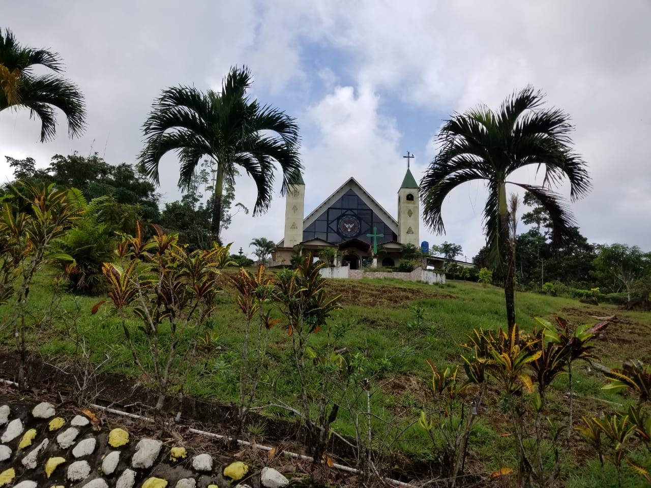 El templo en la colina del valle