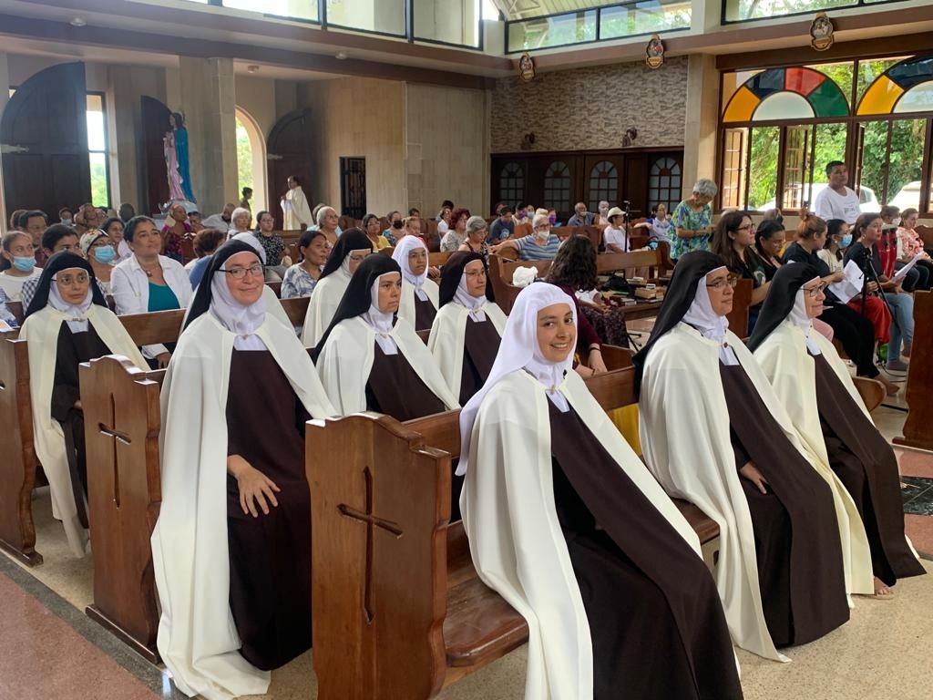 Hermanas carmelitas en el templo del valle